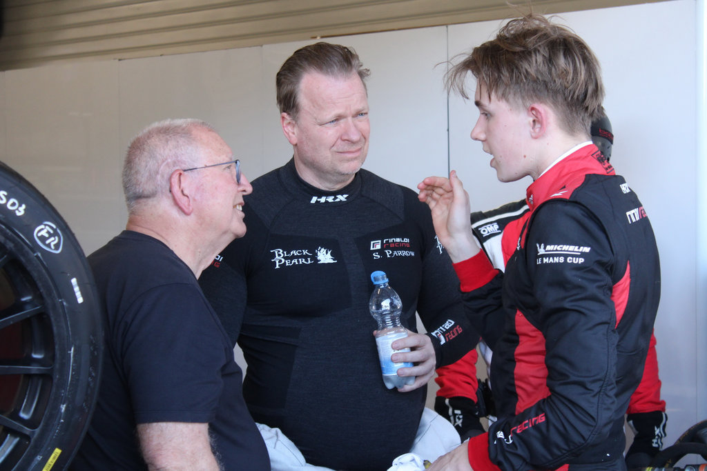 Mikkel Gaarde Pedersen briefer Steve Parrow om bilen efter testen
(Foto: JJ Media)